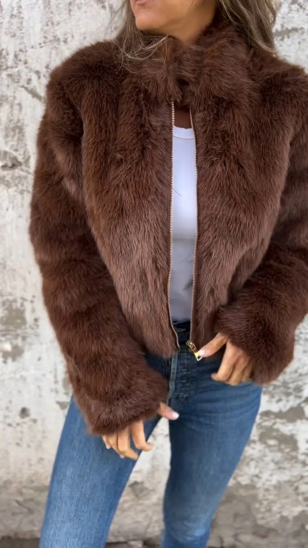 Veste polaire à col montant pour femme — vue de dos du manteau d'hiver en fourrure synthétique