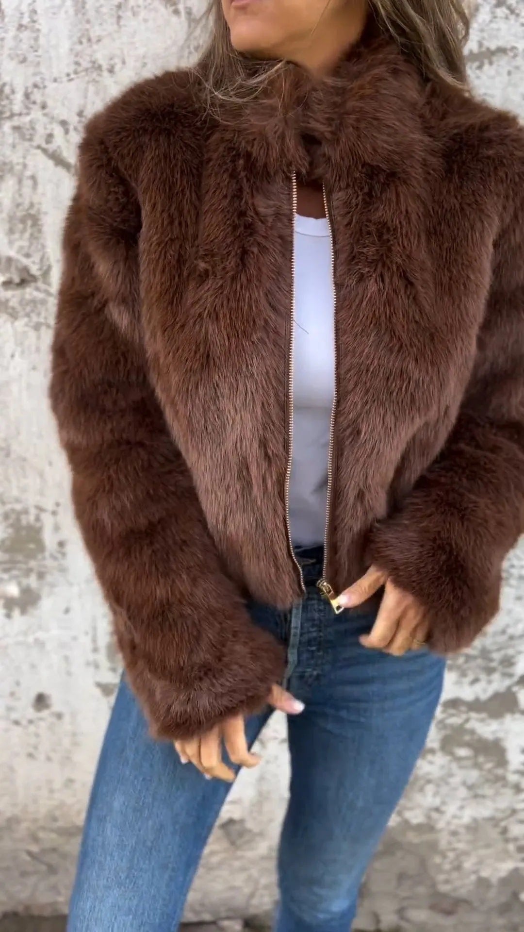 Veste polaire à col montant pour femme — vue de dos du manteau d'hiver en fourrure synthétique