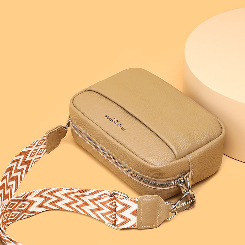 Petit sac bandoulière en cuir porté en travers