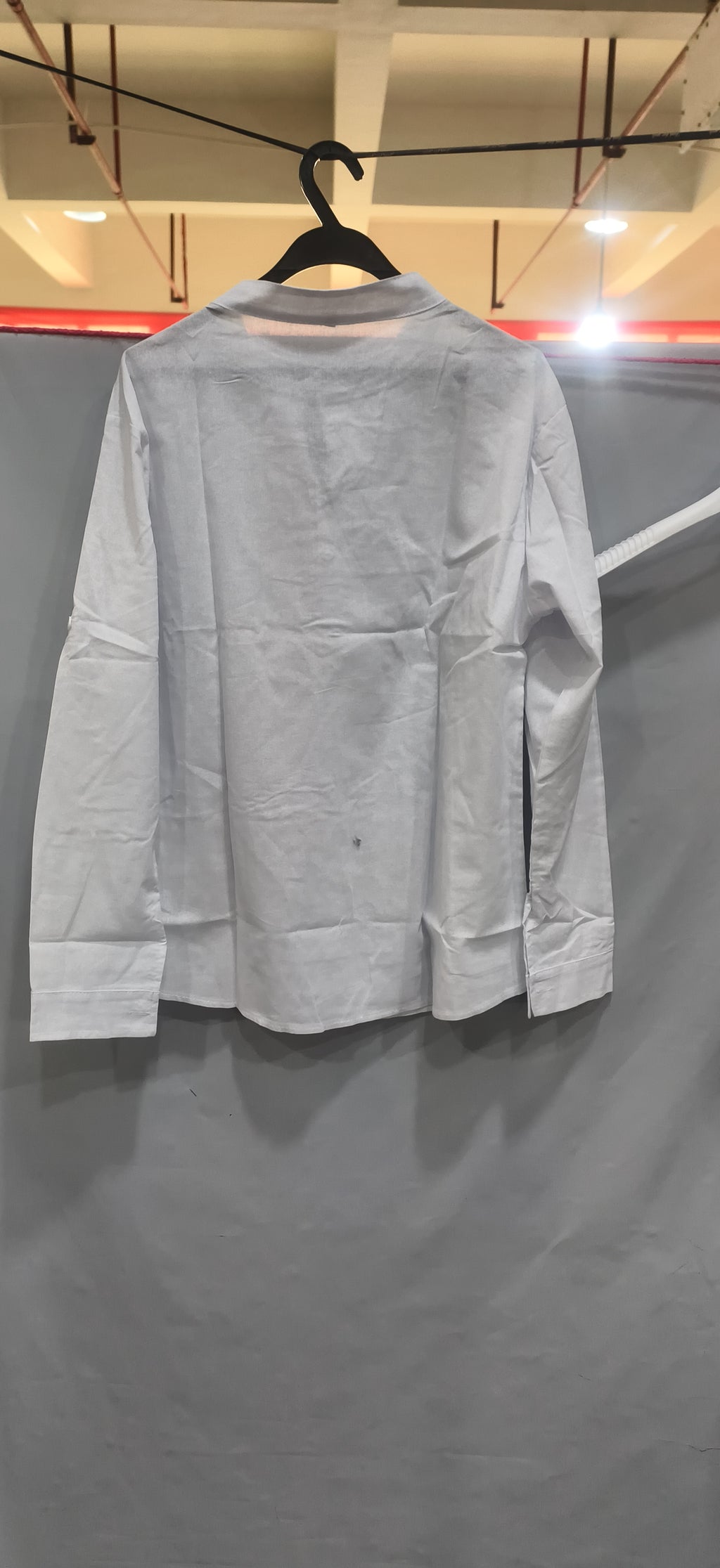 Chemise col mao grise sur cintre