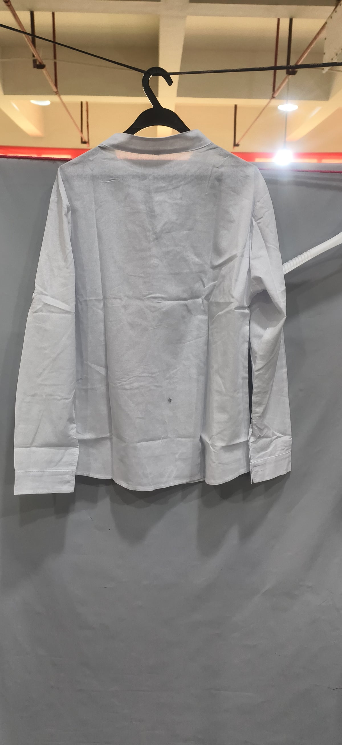 Chemise col mao grise sur cintre
