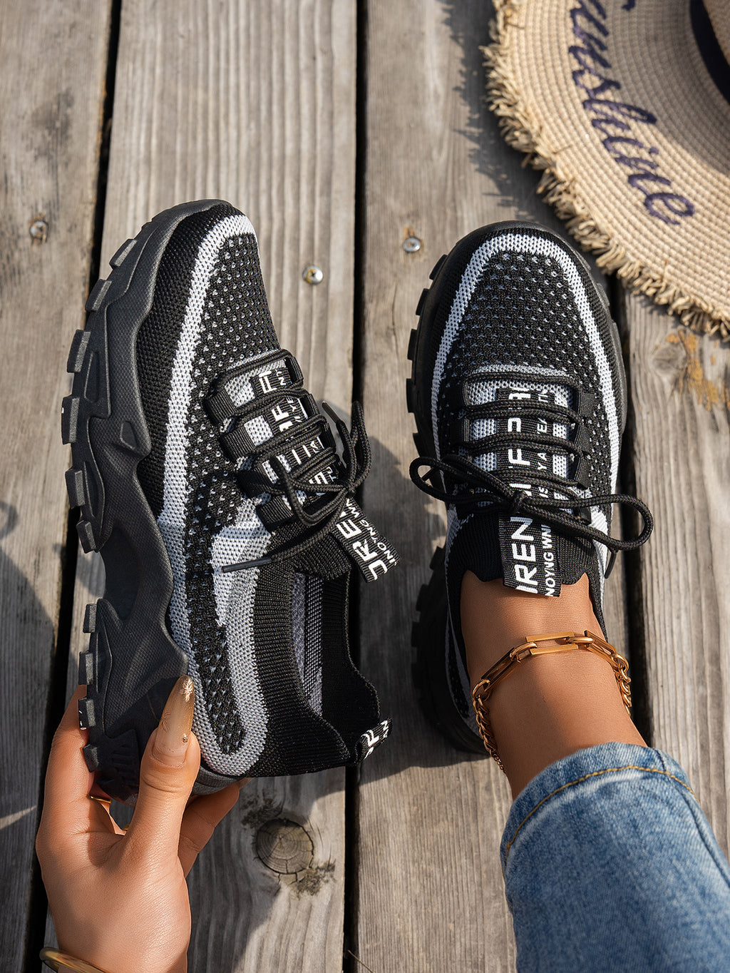 Baskets en maille noire et blanche, paire vue de dessus