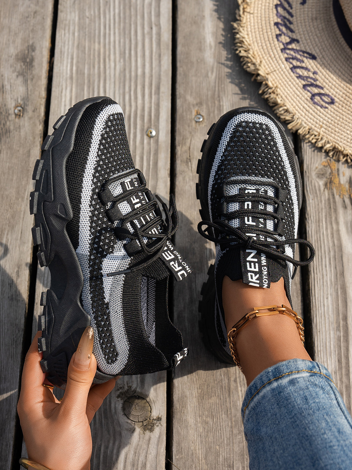 Baskets en maille noire et blanche, paire vue de dessus
