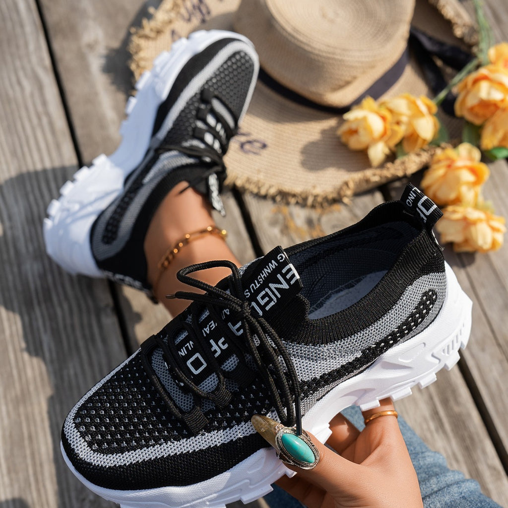 Baskets en maille noire et blanche portées