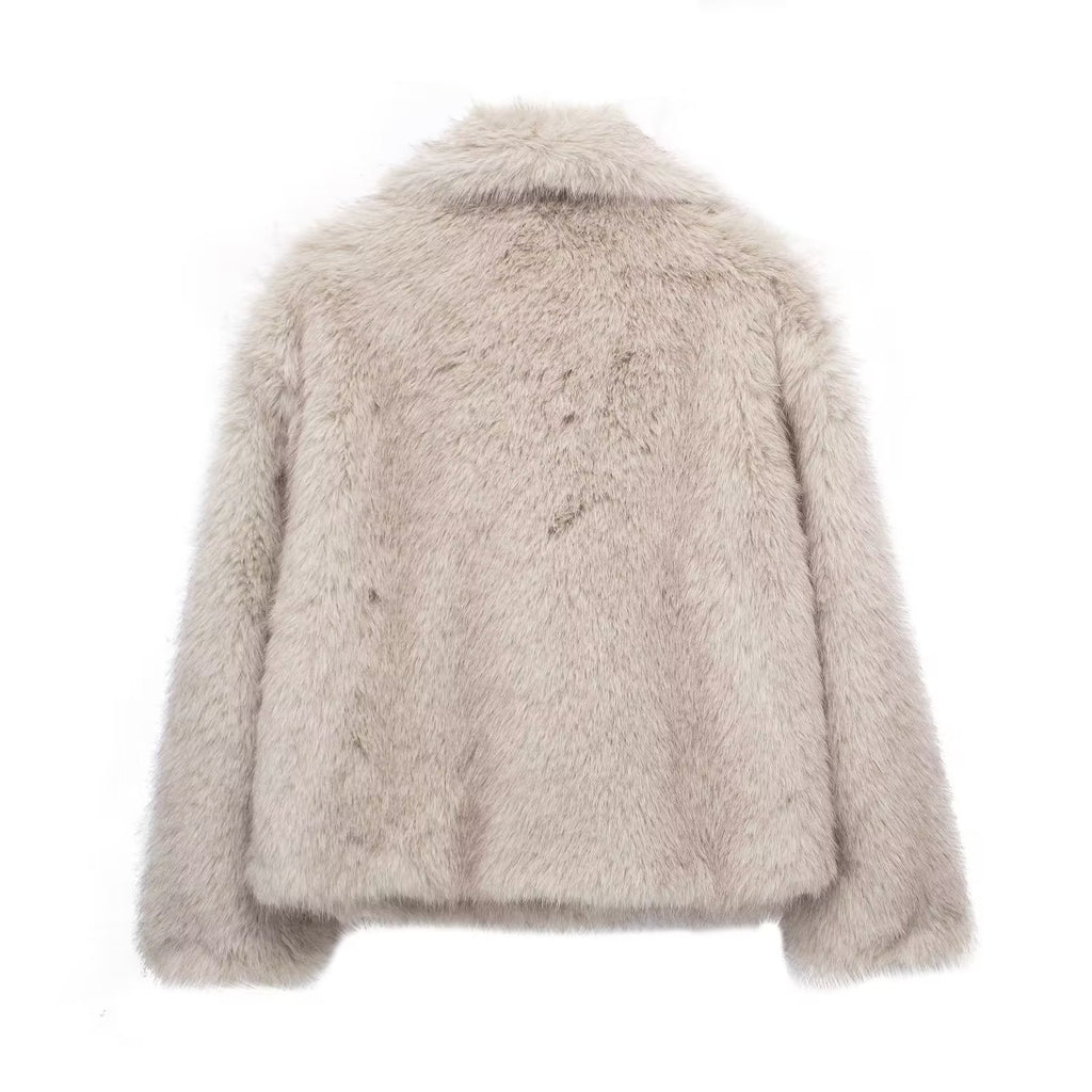 Veste courte en fausse fourrure rose poudré, présentée à plat