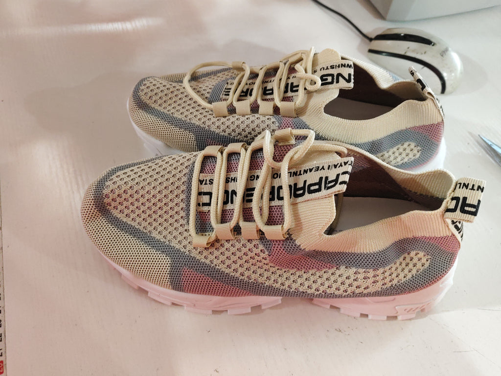 Baskets en maille beige, vue de dessus
