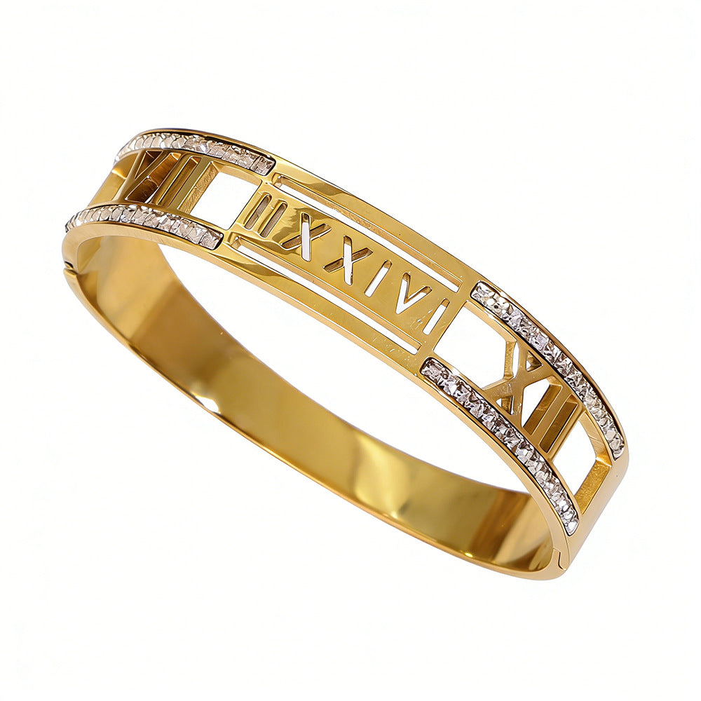 Bracelet Héritage porté au poignet, chiffres romains