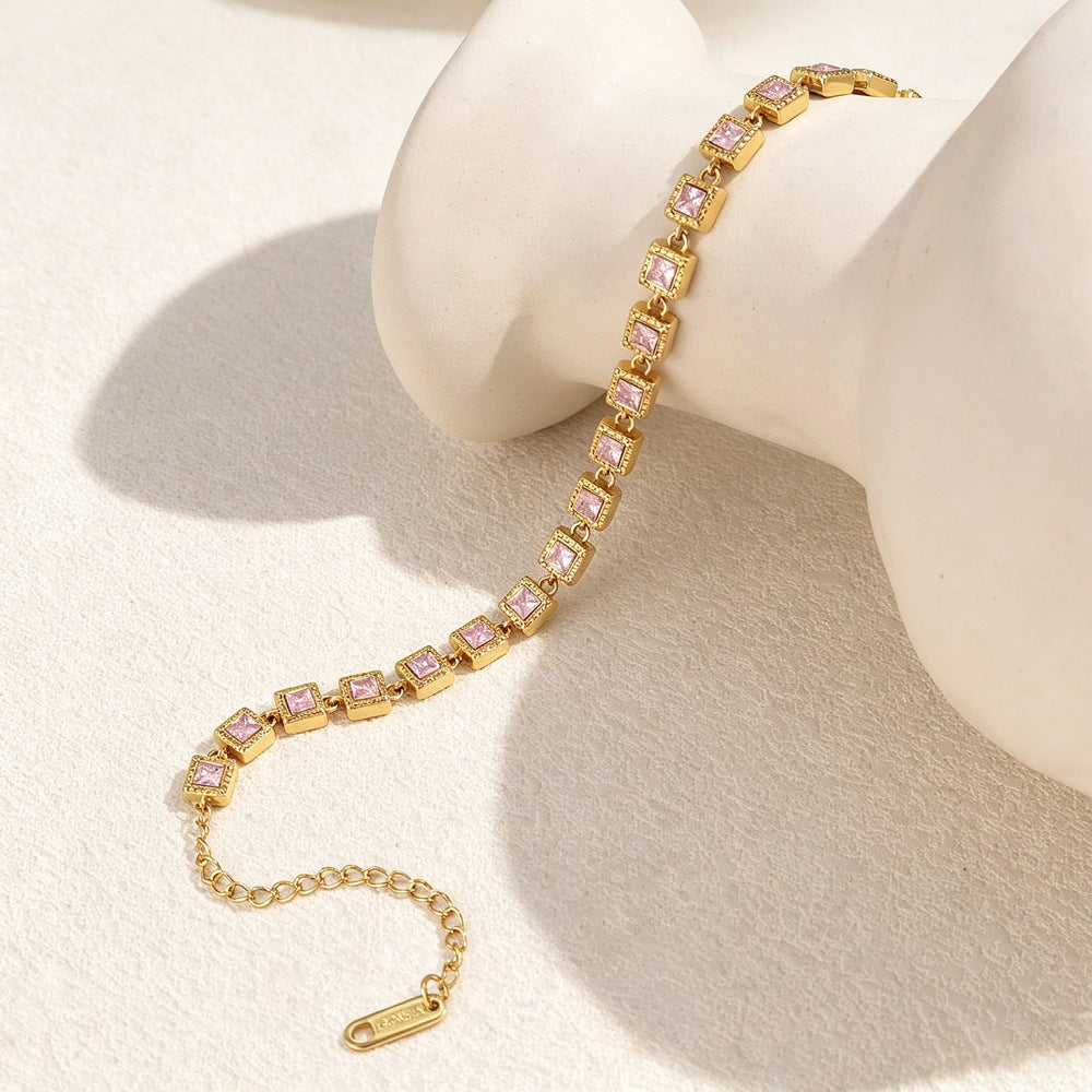 Bracelet Confetti porté au poignet, zircons colorés