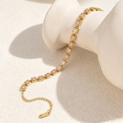 Bracelet Confetti porté au poignet, zircons colorés