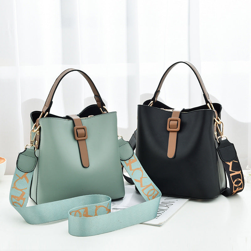 Sac seau femme porté à l'épaule