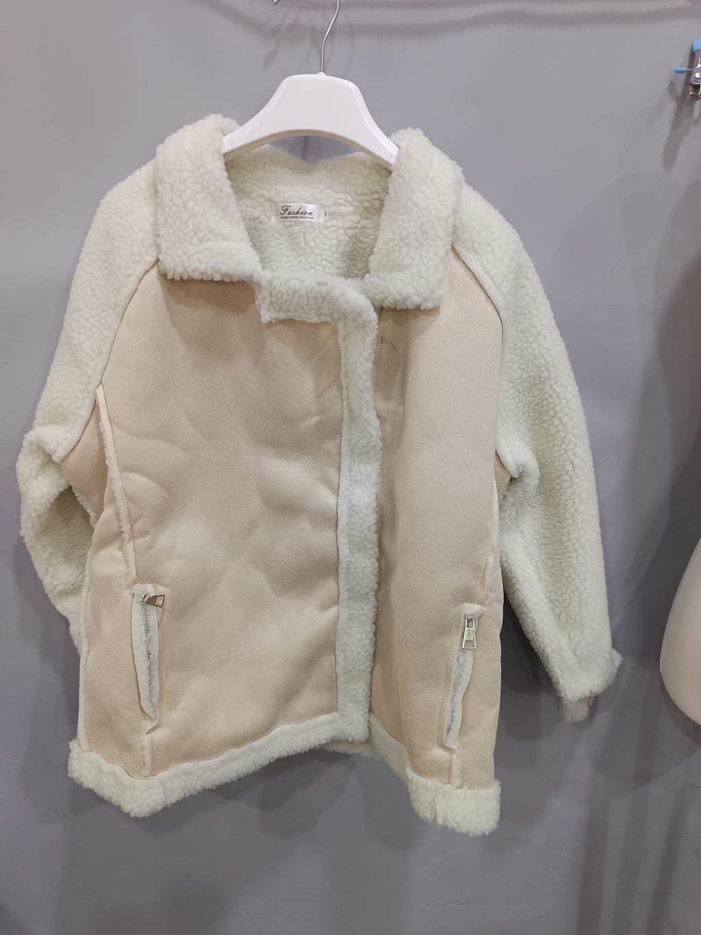 Veste aviateur beige, présentée à plat