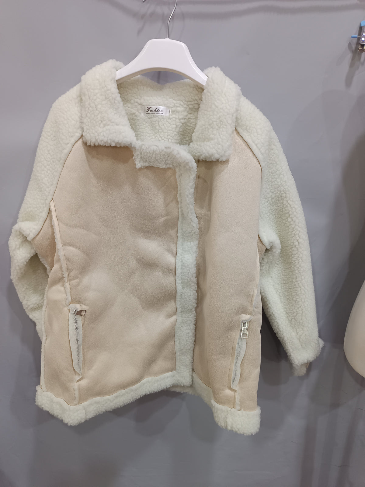 Veste aviateur beige, présentée à plat