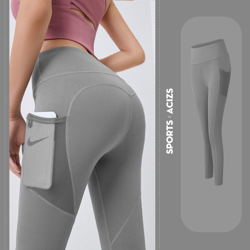 Legging sport à poches porté avec une brassière assortie
