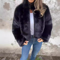 Veste polaire à col montant pour femme — détail du col roulé et de la fermeture éclair