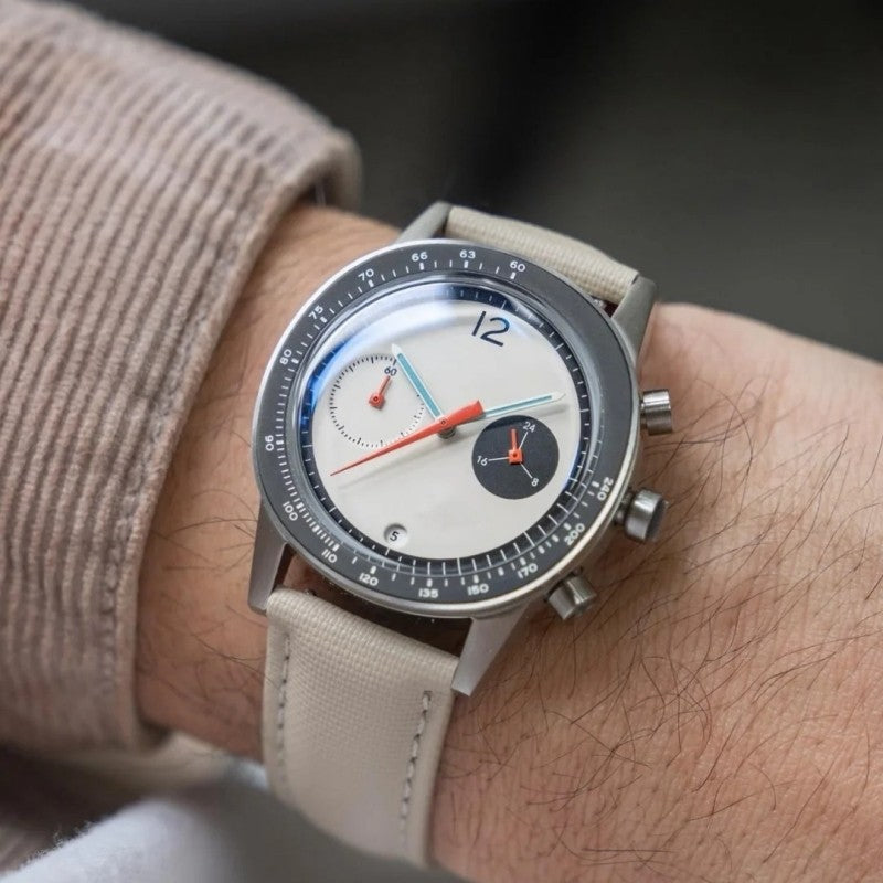 Montre homme Dune, gros plan du cadran beige