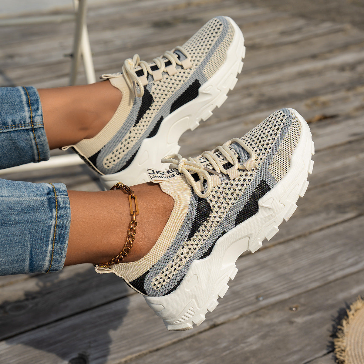 Baskets en maille beige portées avec un jean