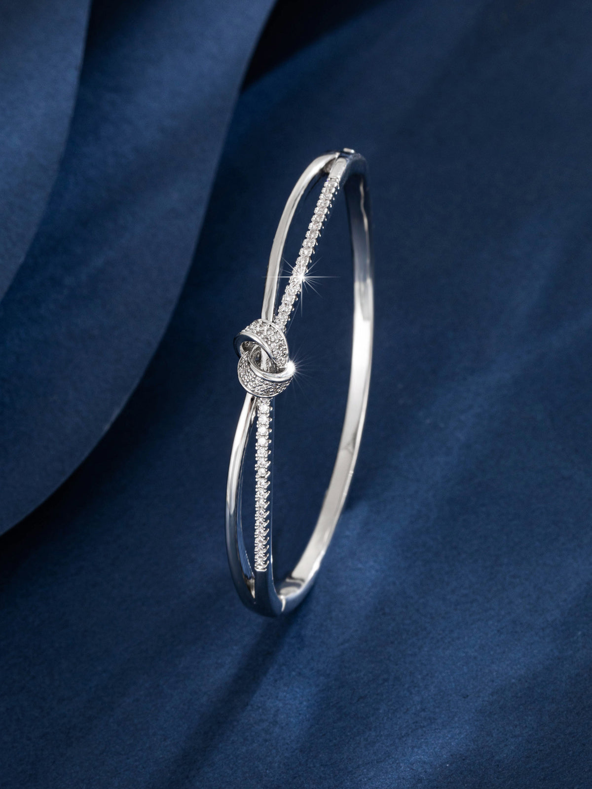 Bracelet Nœud d'Amour, gros plan du nœud pavé de zircons