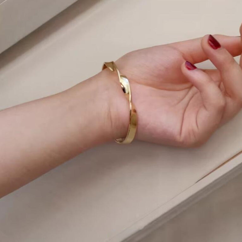 Bracelet Möbius coloris doré, double rang enlacé