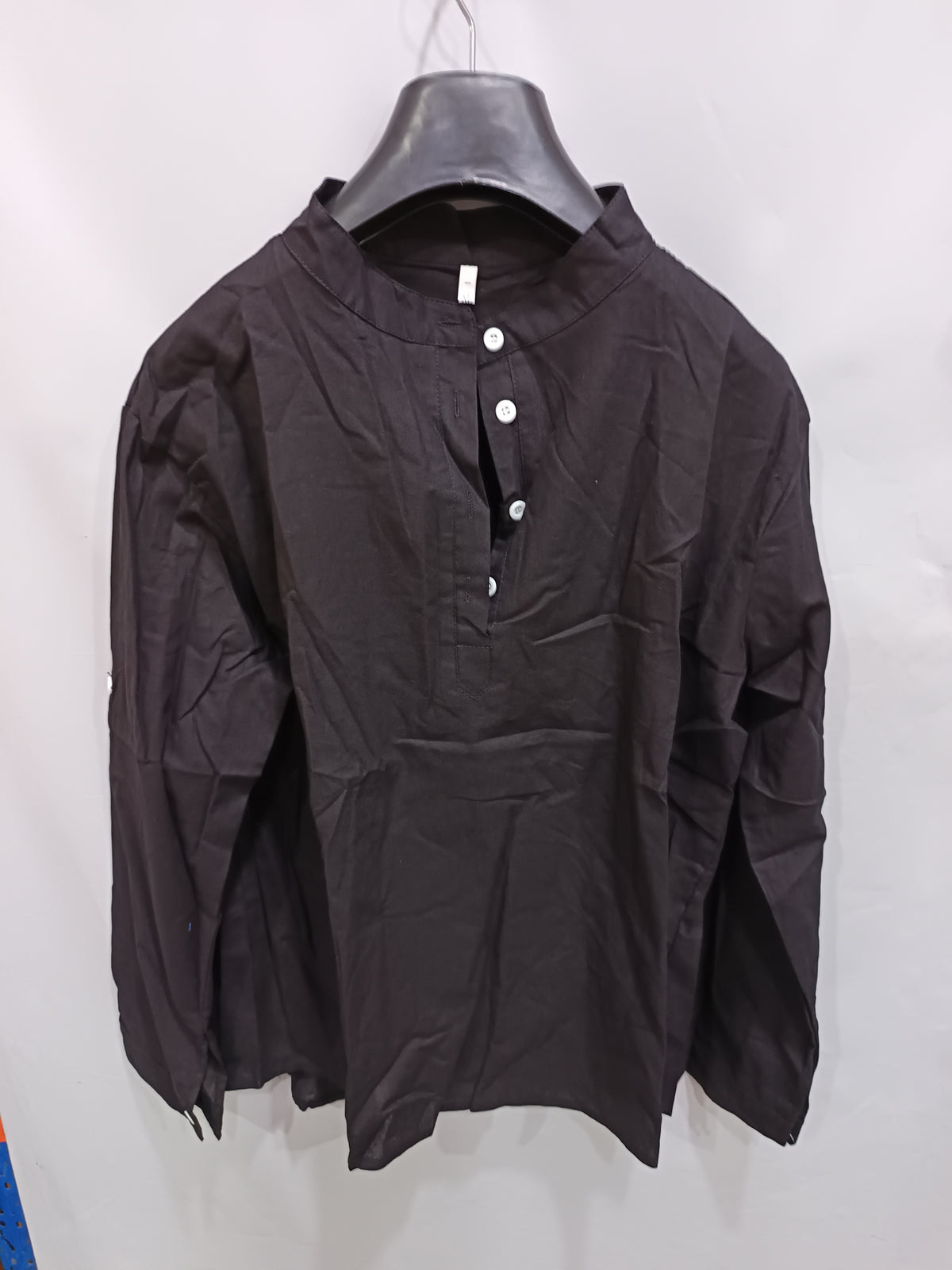 Chemise col mao marron foncé, détail de la patte de boutonnage