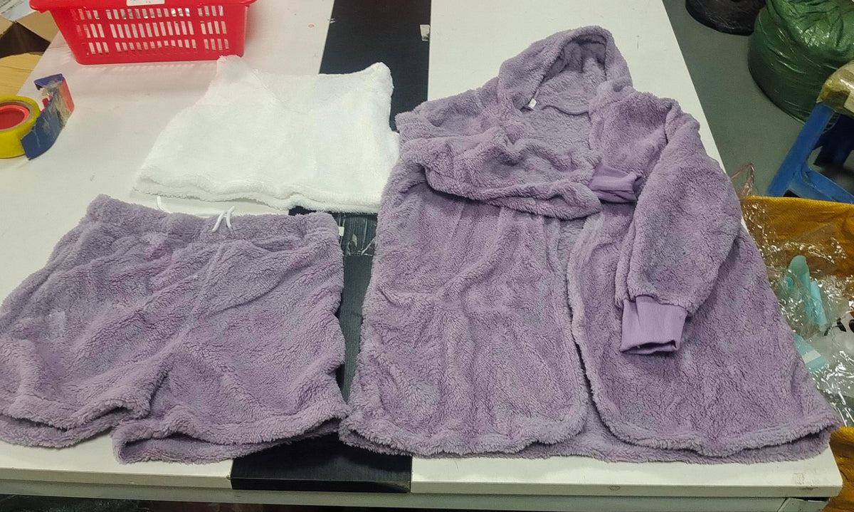 Ensemble pyjama peluche blanc, les trois pièces ensemble