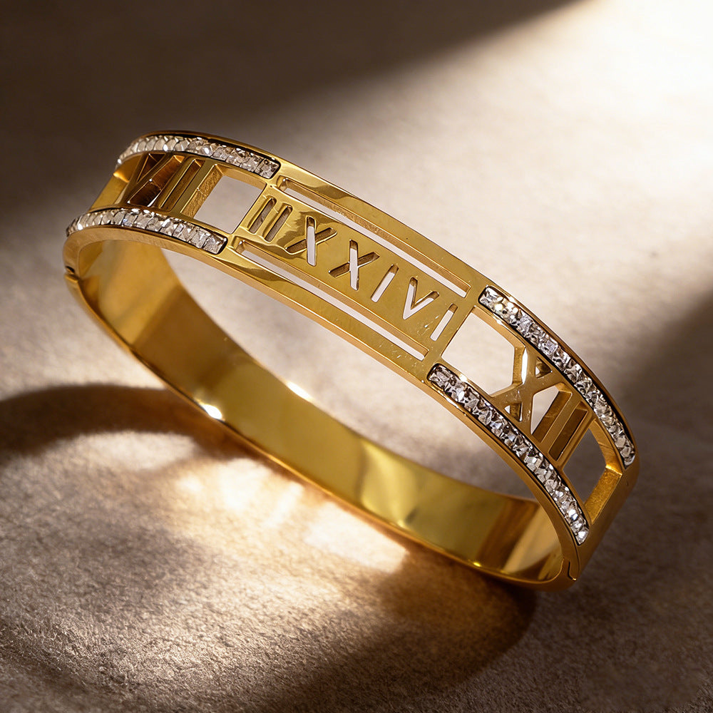 Bracelet Héritage, gros plan des chiffres romains découpés