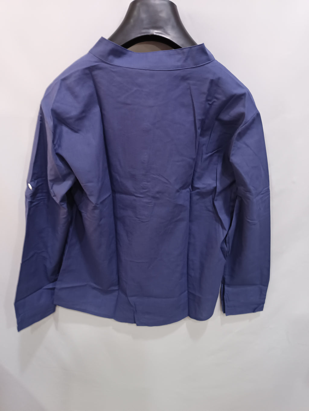 Chemise col mao bleu violacé, vue de dos sur cintre