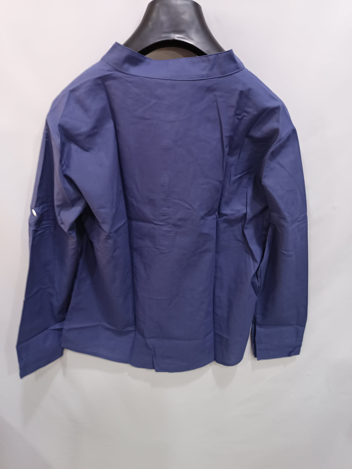 Chemise col mao bleu violacé, vue de dos sur cintre