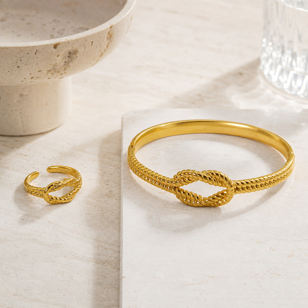 Bague Entrelacs portée au doigt, finition dorée