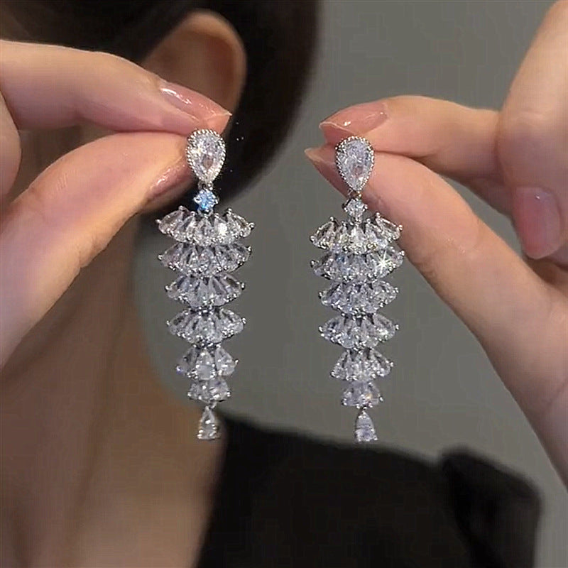 Boucles d'oreilles pendantes en zircons, cascade effilée argentée