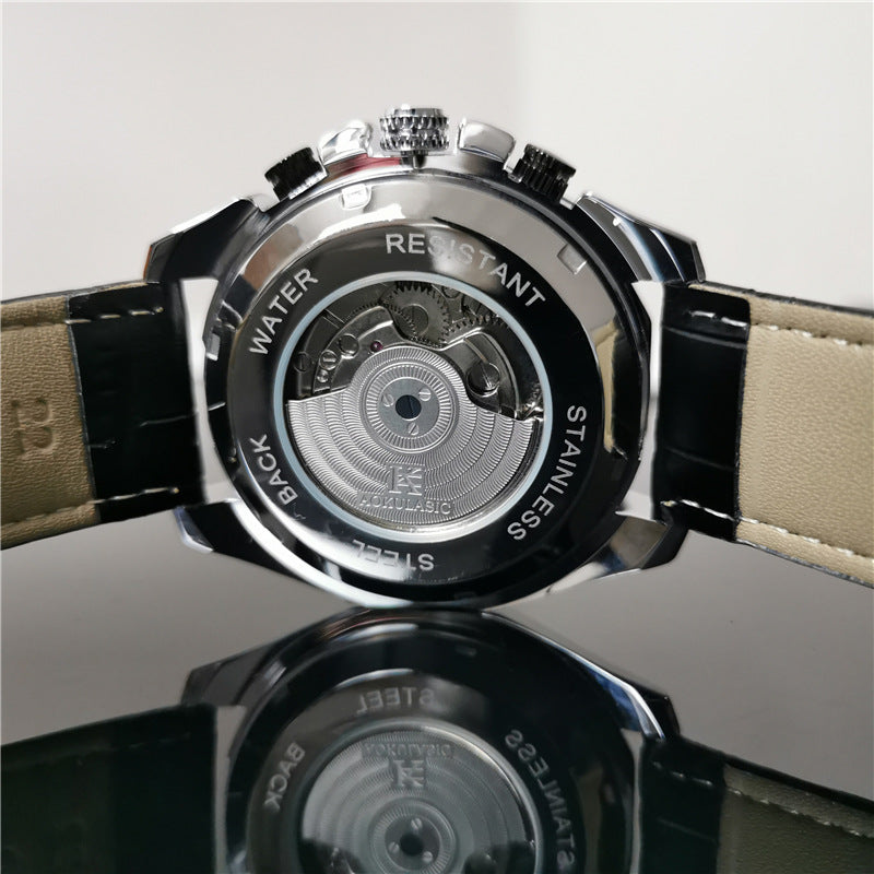 Montre Compas portée au poignet, montre mécanique élégante