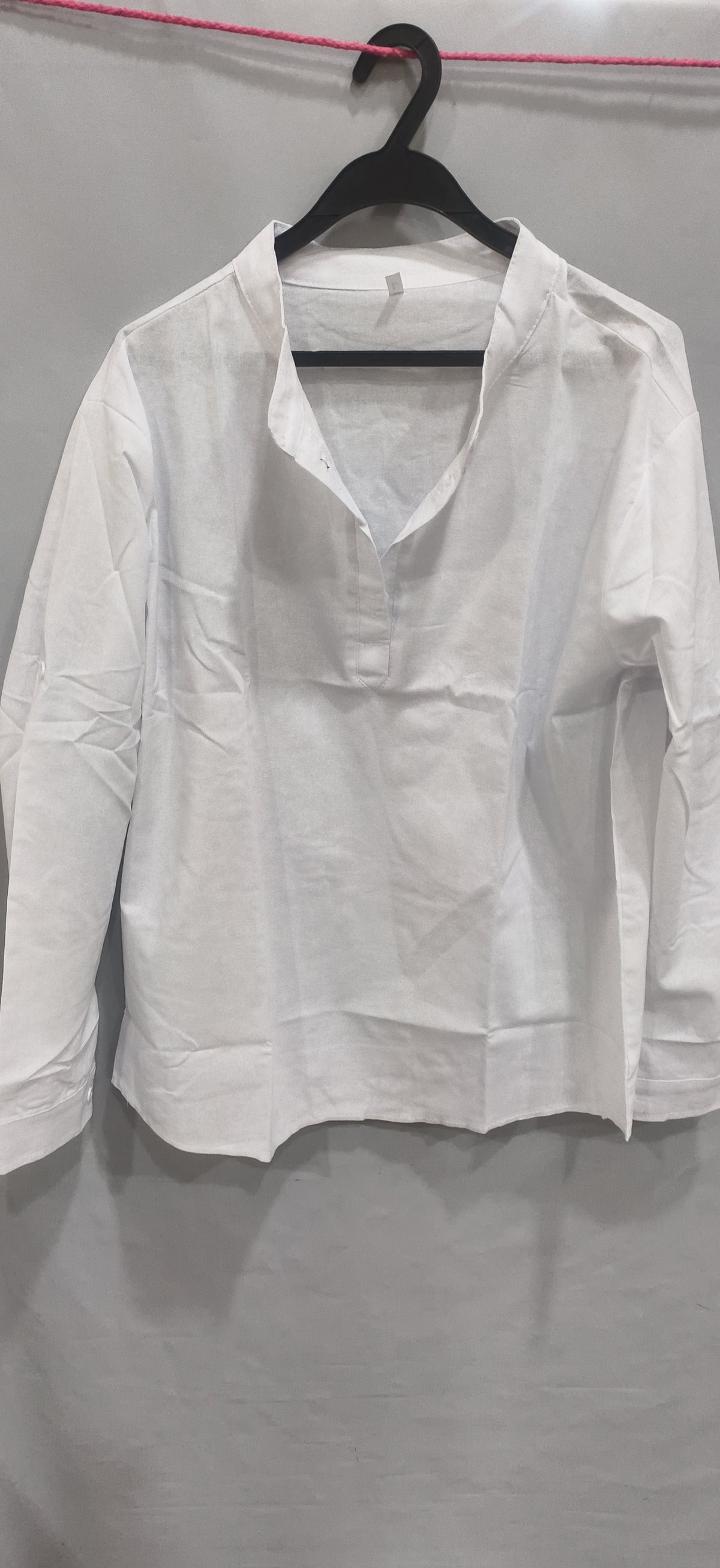 Chemise col mao blanche sur cintre