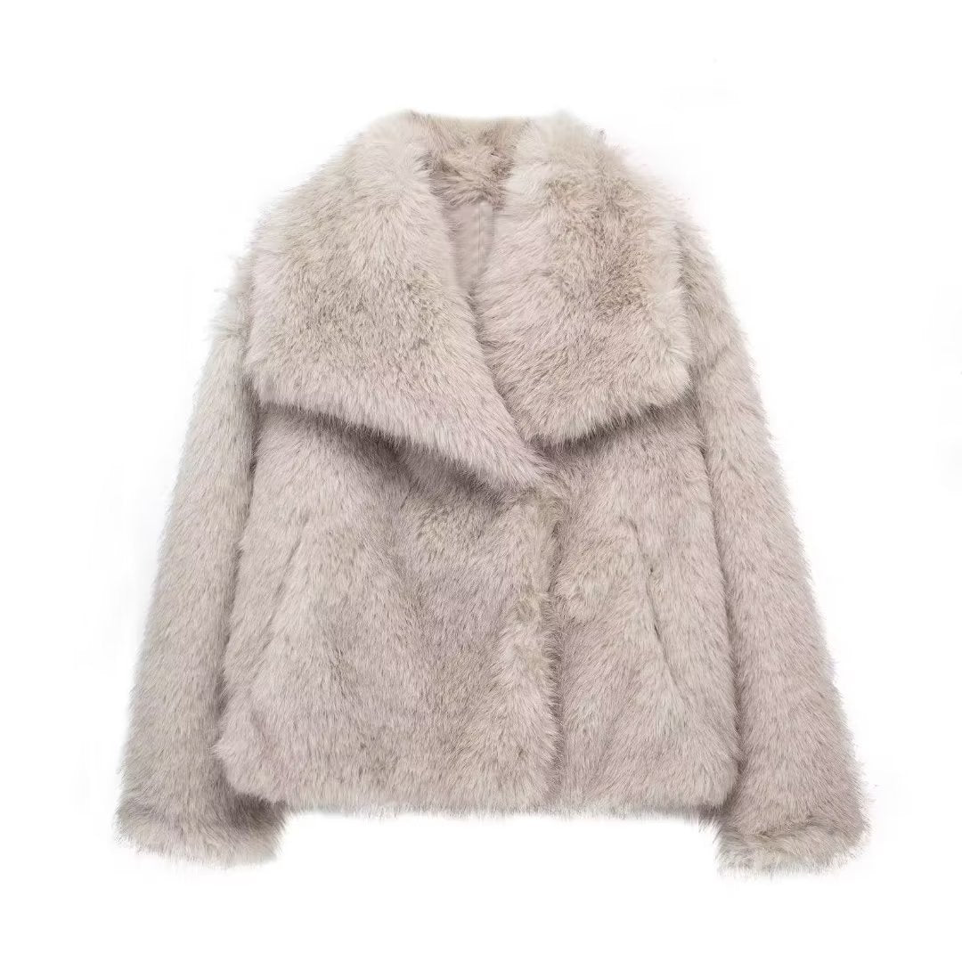 Veste en fausse fourrure beige portée sur un jean taille haute