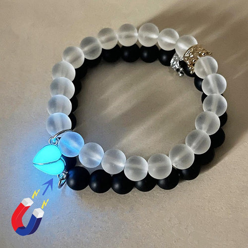 Les deux bracelets duo réunis par leur demi-cœur aimanté