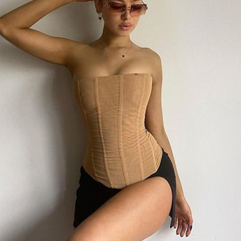 Bustier drapé beige porté sans bretelles