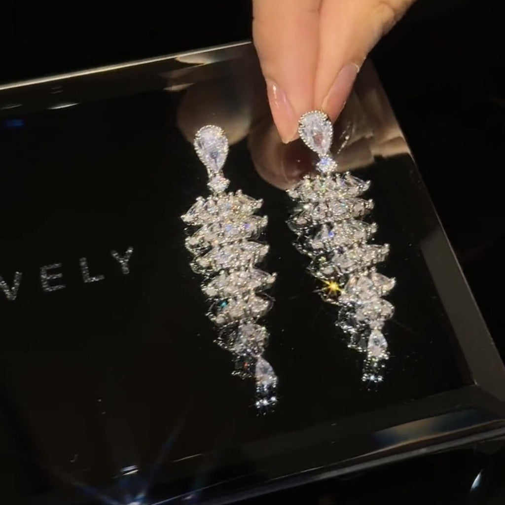 Boucle d'oreille pendante portée le long du cou